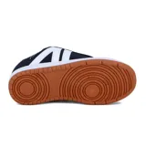 Championes de estilo urbano y skate Austral modelo Gravity para mujer, color azul marino con diseño acolchado, cordones blancos y suela de goma marrón con entresuela blanca.