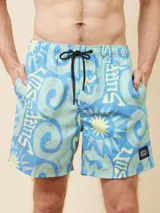 Short de baño celeste con estampado de soles y texto en amarillo.