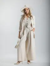 Pantalón italiano tipo wide leg, color verde militar, confeccionado en tela liviana y fresca. Incluye bolsillos laterales, elástico en la cintura y cinto de yute elastizado.