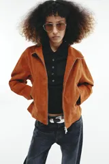 Jeans de tiro bajo confeccionados en denim con efecto lavado, de corte curved y tiro medio. Presentan diseño de cinco bolsillos, trabillas para cinto, bajo asimétrico y cierre frontal con cremallera y botón metálico.