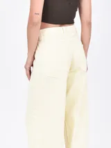 Jean marrón de corte recto y tiro alto, con bolsillos delanteros y traseros.