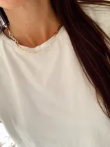 Collar de cadena con eslabones combinados en metal dorado y acrílico blanco.