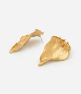 Maxi caravana de metal con baño de oro envejecido, con diseño de hoja orgánica y cierre de tornillo.