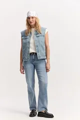 Jean straight de tiro alto y piernas rectas, con efecto lavado y acabado vintage.