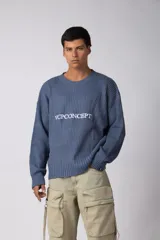 Sweater de punto acanalado color negro, con cuello redondo y mangas largas. Presenta el logo VCPCONCEPT bordado en el pecho en color blanco.