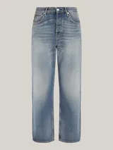 Pantalón de jean de tiro medio, corte amplio y pierna recta, con efecto lavado y detalles de la marca en la parte trasera.