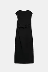 Vestido midi negro de cuello redondo y manga sisa, con detalle de drapeado en la cintura y cierre lateral con cremallera oculta.