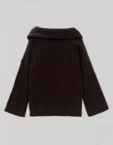 Buzo tejido de punto en color marrón chocolate, con diseño off-shoulder, cuello amplio y mangas largas con puños acanalados. Presenta una textura acanalada y un calce relajado.