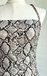 Vestido corto con estampado de piel de serpiente, corte ajustado y breteles finos.