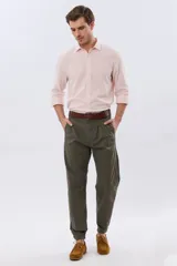 Pantalón bombacha de campo color caqui, de corte tradicional con pinzas en la cintura y botamanga ajustada con botones.