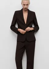 Pantalón de vestir de corte recto y tiro medio, con bolsillos laterales y cierre oculto de botón, gancho y cremallera.