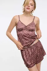 Musculosa de microfibra con estampado animal print tipo cebra en tonos marrón y tostado, con tirantes finos regulables, escote en V con delicado detalle de encaje y frunce en el centro del busto.