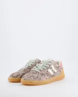 Championes urbanos Coolway modelo Goal, con diseño de estampado animal print de serpiente en tonos tierra. Presenta detalles en color rosa en el talón, suela de goma color caramelo y cordones en tono verde claro.
