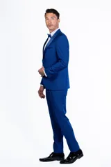 Ambo de fiesta Florenzi modelo Selvino, color azul vibrante con textura sutil. El saco presenta solapas en punta de raso, cierre de un botón forrado y abertura trasera. El pantalón es de corte slim fit.