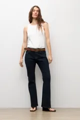 Jean bootcut de tiro medio en color azul oscuro, con diseño clásico de cinco bolsillos y cierre frontal con botón y cremallera.