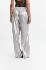 Pantalón de jogging plateado de corte wide leg y cintura elastizada con lazo ajustable.
