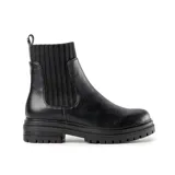 Bota tipo chelsea de cuero sintético color negro, con paneles laterales elásticos acanalados y suela track con plataforma.