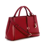 Cartera Guess modelo Carrie de color rojo, confeccionada en símil cuero con herrajes dorados. Presenta doble asa de mano, correa ajustable y desmontable, cierre superior y un detalle de tira frontal con la letra "G" metálica. Incluye un pequeño candado colgante decorativo y el nombre de la marca en la parte inferior.