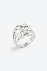 Anillo de diseño orgánico con tres vueltas onduladas en acabado plateado brillante.
