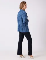 Camperita de tencel color azul con estampado paisley, cuello solapa y cierre frontal con botones. Incluye bolsillos en el pecho y en la parte inferior.