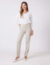 Pantalón sastrero de corte slim, marca Zac & Rachel, en color beige. Presenta una pretina anatómica con panel de malla elástica interno para efecto modelador, bolsillos laterales tipo ojal y bolsillos traseros simulados. Incluye una nervadura vertical marcada a lo largo de la pierna.