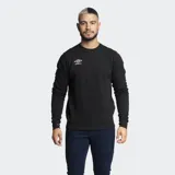 Buzo negro de cuello redondo, con puños y cintura elásticos. Presenta el logo de Umbro bordado en blanco en el pecho.