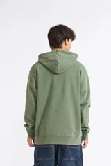Canguro Quiksilver modelo Saturn color verde militar, con capucha ajustable con cordón, bolsillo tipo canguro frontal y pequeño logo bordado en el pecho. Presenta efecto gastado en las costuras y puños.