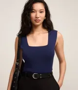 Blusa azul marino sin mangas confeccionada en tejido de punto con viscosa sostenible. Presenta escote cuadrado tanto en la parte delantera como en la espalda y breteles anchos.
