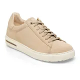 Zapatillas de corte bajo Birkenstock modelo Bend Low, confeccionadas en gamuza color arena con suela de goma blanca y detalle de corcho en el lateral.