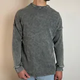 Buzo gris de tela waffle de algodón, corte oversize y cuello redondo.