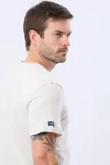Remera lisa de manga corta y cuello redondo, color gris oscuro, de calce cómodo con pequeño logo bordado en el pecho.