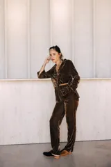 Pantalón de terciopelo azul marino, de corte recto y tiro medio.