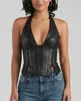 Top tipo corset de cuero sintético negro, con diseño halter, escote profundo y detalles de cordones laterales con ojales metálicos.