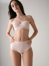 Soutien strapless color beige con copa preformada y aro, confeccionado en microfibra suave.