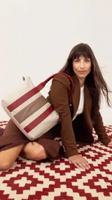 Bolso tipo tote bag de símil cuero con diseño de bloques de color verticales: verde oliva, negro y beige. Posee dos asas de mano negras y una correa ajustable desmontable del mismo color verde oliva del cuerpo principal.