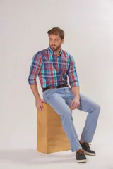 Pantalón de jean de corte recto y tiro medio, confeccionado en denim rígido de color azul clásico con costuras en contraste.