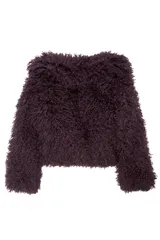 Campera corta de pelo sintético con textura rizada y voluminosa, de corte holgado y diseño envolvente.
