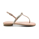 Sandalia de cuero sintético color rosa nude, con base plana y tiras finas con strass.