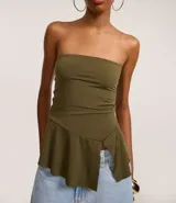 Top strapless de color verde oliva, ajustado al cuerpo en la parte superior y con un peplum asimétrico con corte en el bajo.