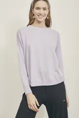 Sweater de tejido de punto color lavanda, de corte holgado y cuello redondo.