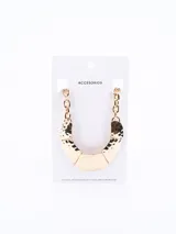 Collar dorado con eslabones gruesos y dije rígido con textura martillada.