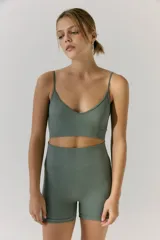 Biker tejida color verde militar, sin costuras, con cintura ancha y logo a contratono en cintura trasera.