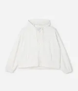 Campera deportiva de corte regular confeccionada en modal, con cierre frontal por cremallera, capucha con cordón ajustable, mangas largas con puños elásticos y bolsillos laterales.