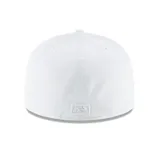 Gorro New Era 59FIFTY blanco con logo de los New York Yankees bordado en el frente.