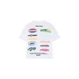 Remera blanca de corte oversize y manga corta, confeccionada en algodón, con múltiples estampados gráficos coloridos y tipografías de la marca distribuidos en la espalda.