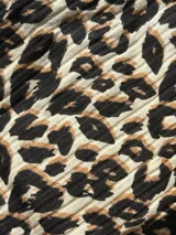 Colaless confeccionada en algodón suave y adaptable, con diseño animal print.
