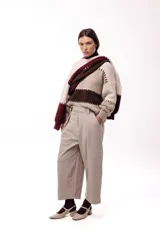 Pantalon de corte amplio y silueta relajada, color chocolate, con cintura alta, pinzas delanteras y bolsillos laterales.