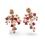 Aros colgantes de diseño artesanal con estructura de alambre fino, decorados con cuentas de cristal en tonos rosa, rojo y transparente, simulando una rama con frutos.