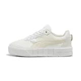Championes Puma modelo Cali Court, color blanco con detalles en tono crema. Presentan una suela de plataforma robusta, diseño de caña baja y el logo de la marca en el lateral y la suela.