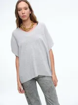 Chaleco tejido de punto en color gris, con escote en V y diseño de silueta amplia y relajada.